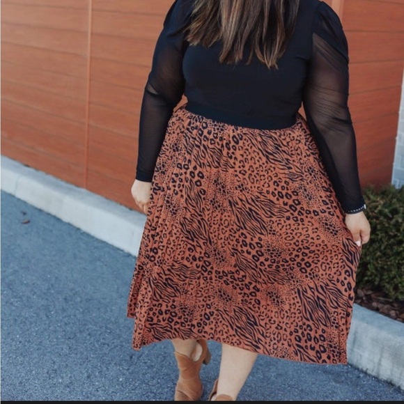 GiGiO 1XL Abstract Animal Print Pull On Pleated Midi Skirt - Picture 9 of 9